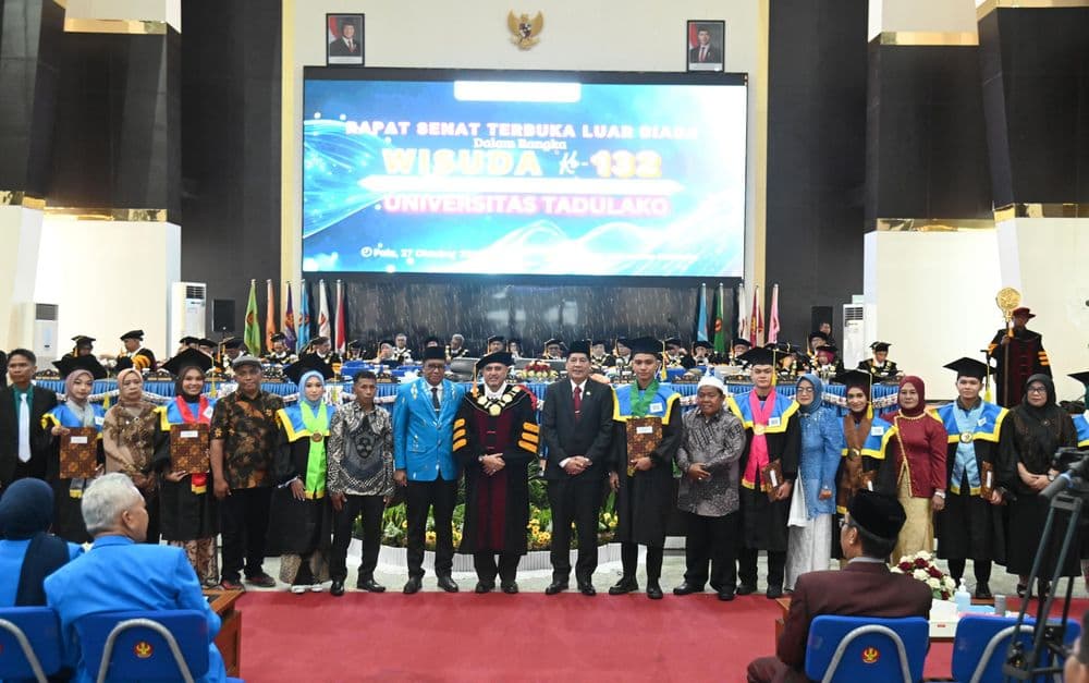 PROSESI WISUDA KE-132 UNTAD DIHADIRI DPRD PROVINSI SULTENG