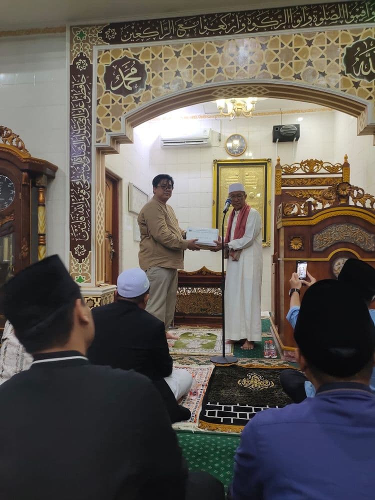 Safari Ramadhan di Banggai, Sekretariat DPRD Sulteng Serahkan Al-Qur’an dan Paparkan Capaian Pembangunan di Sulteng. 