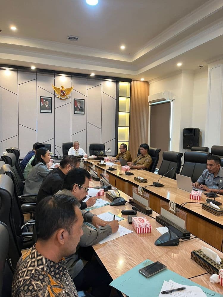 Komisi III menggelar Rapat dalam Rangka Membahas Rancangan Peraturan Daerah Provinsi Sulawesi Tengah tentang Penyelenggaraan Penggunaan Jalan Umum dan Jalan Khusus Untuk Angkutan Hasil Pertambangan dan Hasil Perkebunan.